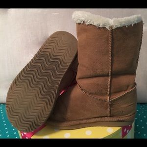 ! 48hr Price Drop ! Girl’s Fluffy, Furry Boots